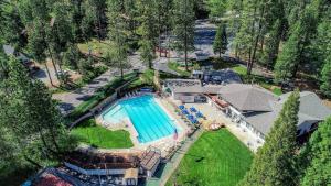 eine Luftaufnahme eines Herrenhauses mit Swimmingpool in der Unterkunft Cozy Chic Chalet - Enchanting & Fun Family Retreat - Hot Tub & Fire Pit - Dog Friendly in Dorrington