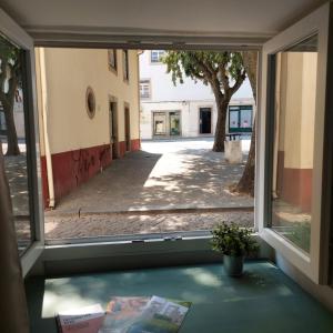 una finestra con vista su una strada esterna di Casa das Olarias a Castelo Branco Altre 26 foto