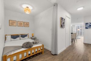 Ένα ή περισσότερα κρεβάτια σε δωμάτιο στο Condo Downtown Toronto with free parking