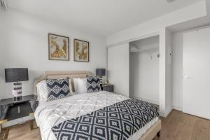 Gallery image of Condo Downtown Toronto with free parking in Toronto