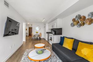 Gallery image of Condo Downtown Toronto with free parking in Toronto
