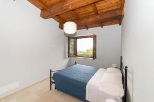 una camera da letto con un letto e una finestra di La Tuscia da Quassù a Montefiascone