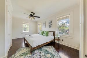 コロンバスにあるGroup Getaway in a Grand Historic Home 15 minutes to Fort Benning Sleeps 10のベッドと天井扇風機のある寝室
