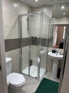 Ένα μπάνιο στο Luxury 1BR in Rochdale Centre