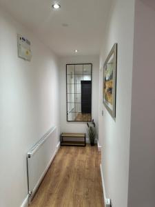 Ένα ή περισσότερα κρεβάτια σε δωμάτιο στο Luxury 1BR in Rochdale Centre +2 φωτογραφίες