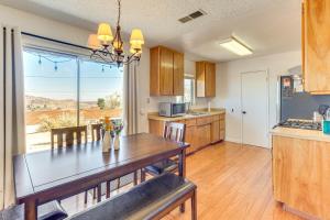 Η κουζίνα ή μικρή κουζίνα στο 6 Mi to Joshua Tree NP! Mtn-View Gem with Game Room