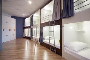 スプリトにあるEn Route Hostelのドミトリールームの二段ベッドの列