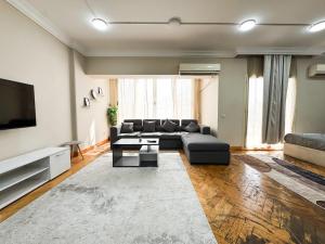 Μια τηλεόραση ή/και κέντρο ψυχαγωγίας στο Modern Cozy Studio Prime Location In Maadi +12 φωτογραφίες