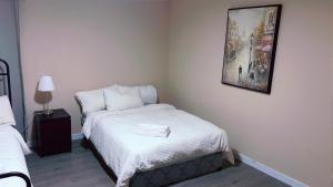 Ένα ή περισσότερα κρεβάτια σε δωμάτιο στο Cozy Home near Downtown, UBC and YVR airport