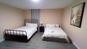 Ένα ή περισσότερα κρεβάτια σε δωμάτιο στο Cozy Home near Downtown, UBC and YVR airport