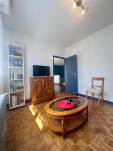 TV a/nebo společenská místnost v ubytování Casa Nobel - Joli logement pour 4 pers - Balcon + 24 fotografií