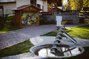 Vonkajšia záhrada v ubytovaní Przystanek Bavaria - Sauny, parking oraz wstep do Parku Bajek w cenie!