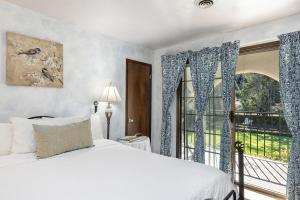 Ένα ή περισσότερα κρεβάτια σε δωμάτιο στο Glass Mountain Napa Valley Luxury Vineyard Retrea