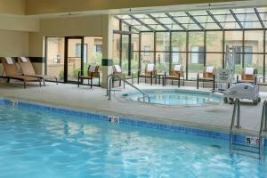 Бассейн в Courtyard by Marriott Indianapolis Airport или поблизости