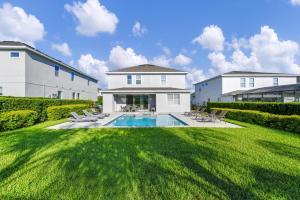 ein großer Garten mit einem Swimmingpool vor einem Haus in der Unterkunft Regal Home With Private Pool Near Disney With Waterpark & Resort Access At Encore Resort - 7727Ff in Kissimmee