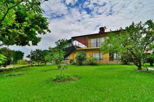 a house with a green lawn in front of it at Villa Hortencia in Fusagasuga