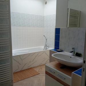 Ένα μπάνιο στο Appartement tout confort au calme