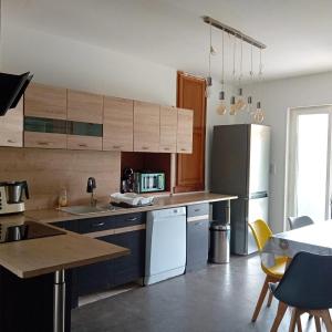 Η κουζίνα ή μικρή κουζίνα στο Appartement tout confort au calme