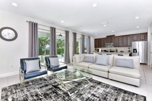 Кухня или мини-кухня в Cheerful Home Near Disney With Private Pool, Themed Rooms And Waterpark & Resort Access At Encore Resorts Reunion - 7394Mr
