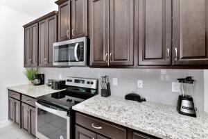 Кухня или мини-кухня в Cheerful Home Near Disney With Private Pool, Themed Rooms And Waterpark & Resort Access At Encore Resorts Reunion - 7394Mr
 +31 фотография