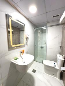Un baño con ducha, lavabo e inodoro. en فندق سبال بلس - Sebal plus hotel, en Medina