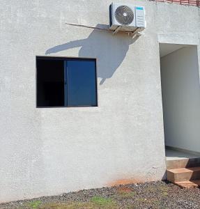 una ventana en el lateral de un edificio en Apartamento costa Penna, en Santa Rita