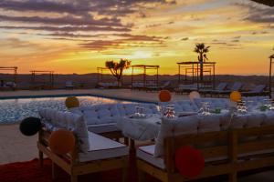 Η ανατολή ή δύση του ηλίου όπως φαίνεται από αυτό το κάμπινγκ ή από εκεί κοντά