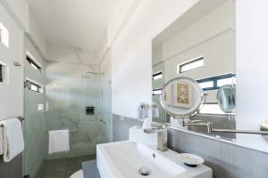 Ванная комната в Vista Pedregal-New Apartment 2 min Walking to Golden Zone Marina