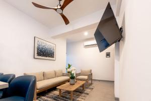 Телевизор и/или развлекательный центр в Vista Pedregal-New Apartment 2 min Walking to Golden Zone Marina