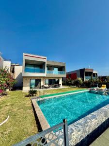 una casa con piscina delante en Villa Rodino, 