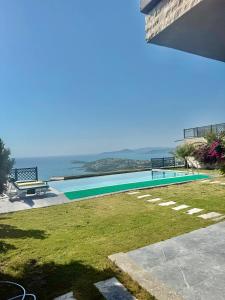 una piscina con vista al mar en Villa Rodino, 