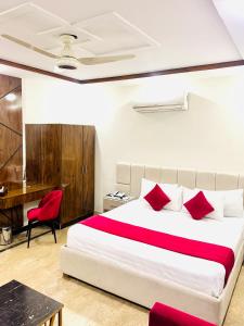 Ένα ή περισσότερα κρεβάτια σε δωμάτιο στο Holiday One Hotel & Suites