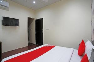 a bedroom with a bed and a flat screen tv at Hotel O Platinum Inn in Faridabad +47 photos
