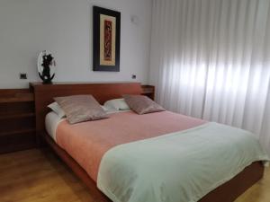 ジェレスにあるCasa da Ficheiraの白いシーツが敷かれた大きなベッドのある寝室