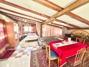 a living room with a red table and a couch at ΑΡΧΟΝΤΙΚΌ Μουζάκι ΚΑΡΔΙΤΣΑ ΤΡΙΚΑΛΑ in Mouzákion