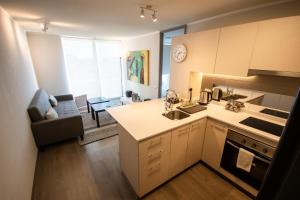 a kitchen with a counter and a living room at La Florida Mirador Azul 2 in Santiago