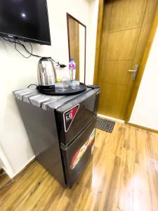 カイロにあるPyramids Welcoming Hotelのコンロと電子レンジのある小さなキッチン +83枚の写真