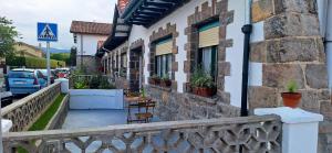 ein Gebäude mit Stühlen und Tischen auf einem Balkon in der Unterkunft El Rincón de Silvia in Villaviciosa