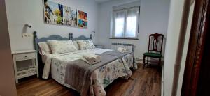 ein Schlafzimmer mit einem Bett mit zwei Handtüchern darauf in der Unterkunft El Rincón de Silvia in Villaviciosa