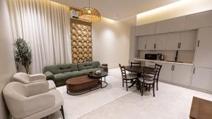 una sala de estar con un sofá y una mesa en Luxurious Threebedroom Al Narjis Nayan, en Riad