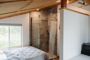 Ένα ή περισσότερα κρεβάτια σε δωμάτιο στο Pilot Lodge - Cozy Cabin on Private Airstrip