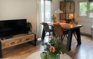 Μια τηλεόραση ή/και κέντρο ψυχαγωγίας στο Beautiful Home In Erm With Wifi