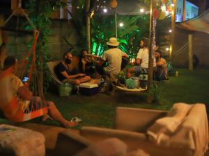 ウバトゥバにあるHOSTEL QUINTAL GUEST Ubatuba - PGの夜の庭に座る人々 +42枚の写真