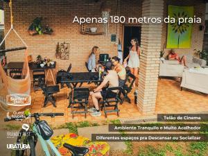 ウバトゥバにあるHOSTEL QUINTAL GUEST Ubatuba - PGのピアノのあるパティオにいる人々のグループ