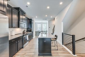 Kuchyň nebo kuchyňský kout v ubytování Walk to Music Factory Townhome with Rooftop Deck!