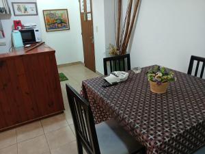 a dining room with a table with a phone on it at Dasa Rosario in Rosario