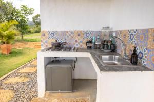 una cocina con fregadero y encimera en Buratá Haus Hotel Boutique, en Barichara