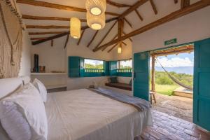 Un dormitorio con una cama y una ventana grande. en Buratá Haus Hotel Boutique, en Barichara