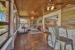 a living room with a ceiling fan and chairs at Alfresco Beach Getaway in Pompano Beach