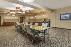 a conference room with a long table and chairs at Best Western Plus Columbia River Inn in Cascade Locks